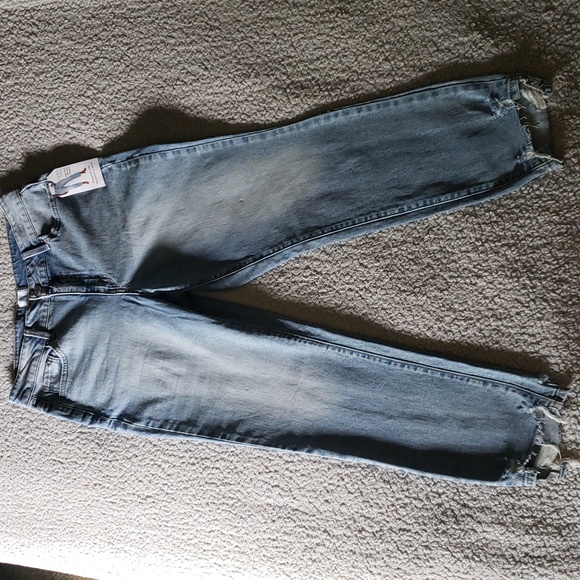 NWT Straight High-Rise Stretch Distressed Denim Jean in Light Wash - Picture 2 of 13